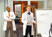 Beim Brainstorming: Omar Epps als Dr. Eric Foreman, Jesse Spencer als Dr. Robert Chase.