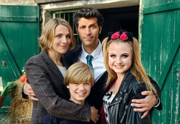Moritz (Pasquale Aleardi) engagiert die Kellnerin Nina (Tanja Wedhorn) und deren Kinder Max (Tom Ho&szlig;bach) und Jule (Camares Amonat, rechts), die f&uuml;r ihn Familie spielen sollen.