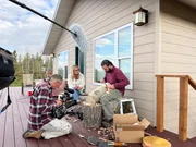 Der amerikanische Ureinwohner Kenneth Cook (r.) schnitzt eine traditionelle Wassertrommel. ZDF-Korrespondentin Claudia Bates (M.) unterhält sich mit ihm. Gefilmt von Kameramann Fabian Gatza (l.). Gemeinsam besuchten sie ihn im Reservat der Blackfeet Indian Nation, Montana. Der amerikanische Ureinwohner Kenneth Cook (r.) schnitzt eine traditionelle Wassertrommel. ZDF-Korrespondentin Claudia Bates (M.) unterhält sich mit ihm. Gefilmt von Kameramann Fabian Gatza (l.). Gemeinsam besuchten sie ihn im Reservat der Blackfeet Indian Nation, Montana.