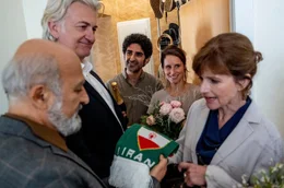 Viola (Amelie Kiefer) und Faraz (Reza Brojerdi) beim Kennenlernen der Eltern Masud (Ramin Yazdani, li.), Holger (Dominic Raacke, 2.v.li.) und Beatrice (Victoria Trauttmansdorff, re.).
