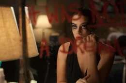 Die skrupellose Genesis (Lorenza Izzo) macht sich einen riesen Spa&szlig; aus dem Leid anderer ...