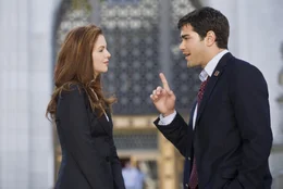 Gemeinsam mit Hunters Assistentin Ella (Amber Tamblyn, l.) will der junge TV- Reporter C.J. (Jesse Metcalfe, r.) den angehenden Gouverneur zu Fall bringen. Ein gef&auml;hrlicher Plan, der bald zu scheitern droht ...