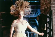 Debbie Jellinsky (Joan Cusack), das Kinderm&auml;dchen, versucht, die Addams auf elektrischen St&uuml;hlen hinzurichten.