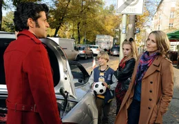 Moritz (Pasquale Aleardi, links) muss Nina (Tanja Wedhorn, rechts) mit deren beiden Kindern Max (Tom Ho&szlig;bach) und Jule (Camares Amonat) in seinem &uuml;ber alles geliebten Auto mitnehmen.