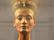 Mona Lisa in Stein: Die altägyptische Königin Nofretete wird bis heute als schönste Frau der Welt verehrt. Ihr Porträt fand der deutsche Archäologe Ludwig Borchardt in den Ruinen einer Bildhauerwerkstatt.