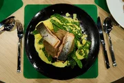 Leibgericht: Lachsfilet mit Safransauce, Kartoffel-Maronen-Stampf und Zuckerschoten von Haress Ghafari