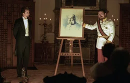Der Illusionist Eisenheim (Edward Norton, l.) ist der Liebling der Wiener Bev&ouml;lkerung um die Jahrhundertwende. Als er jedoch bei einer Privatvorstellung in der Hofburg den Kronprinzen Leopold (Rufus Sewell, r.) dem&uuml;tigt und ihn dann kurz darauf auch noch &ouml;ffentlich des Mordes bezichtigt, versucht dieser alles, um ihn schachmatt zu setzen ...