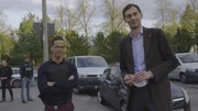 Verbundeinsatz Berlin: Bezirksb&uuml;rgermeister Martin Hikel und Adham Charabi vor der Polizeiwache.