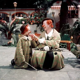 Teddy Lemke (Heinz R&uuml;hmann, links), fr&uuml;her erfolgreicher Musikclown, jetzt Besitzer eines Zauberladens, h&auml;ngt an Ulli (Oliver Grimm, rechts), dem Pflegesohn seiner Vermieterin, wie an seinem eigenen Kind. Als die Mutter des Jungen aus Amerika zur&uuml;ckkommt, um ihr Kind zu sich zu nehmen, flieht Lemke mit dem Kleinen in die Schweiz, wo sie sich mit gemeinsamen Auftritten in mond&auml;nen Ferienorten durchschlagen. Als die Mutter sie dort findet, sieht Lemke ein, dass er hinter ihren Rechten zur&uuml;ckstehen muss. Schweren Herzens l&auml;sst er Ulli ziehen.