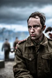 REENACTMENT - Hauptmann Spencer (gespielt von Joel Eskildsen) bietet als Gefangener in Hoven seine Hilfe bei deutschen Opfern an. REENACTMENT - Hauptmann Spencer (gespielt von Joel Eskildsen) bietet als Gefangener in Hoven seine Hilfe bei deutschen Opfern an.