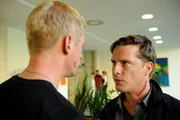 Joss (Florian Panzner, r.) macht sich, genauso wie Andreas (Martin Gruber, l.), Sorgen um seine Schwester Sarah.
