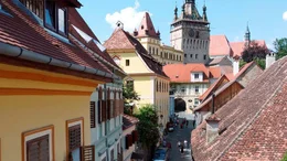 Durch verwinkelte Gassen &uuml;ber mittelalterliches Pflaster wandert man durch die wundersch&ouml;ne Altstadt von Sighișoara, auf Deutsch auch Sch&auml;&szlig;burg genannt.