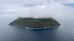 Die Insel Aogashima liegt vor der K&uuml;ste Japans im Pazifik &ndash; umgeben vom Kuriosho-Strom, einem der weltweiten Hotspots f&uuml;r Monsterwellen, die hier besonders h&auml;ufig auftreten.