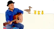 Robert Metcalf singt das Lied von den drei kleinen Entchen, zuerst auf Englisch und dann auf Deutsch.