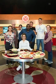 Gruppenfoto von links: Kandidaten Valentina Rendo, Reinhold Holtz, Sabine Waltner, Jurorin Sarah Henke, Moderator Nelson Müller, Kandidaten Paul Dähre, Thomas Bößem und Maria Jensen.