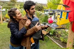 Eigentlich eine gl&uuml;ckliche Familie: Faraz (Reza Brojerdi) und Viola Helmrich (Amelie Kiefer) mit ihrem Sohn Linus