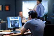 Der russische Ermittler (gespielt von Robin Kasyanov) recherchiert an seinem Computer zum Absturz von MetroJet Flug 9268.