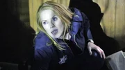 Catherine Willows (Marg Helgenberger) wird attackiert, als sie dabei ist, die mysteriöse Krankheit zu erforschen, an der bereits eine Reihe von Menschen in Las Vegas gestorben sind.