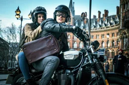 Tom (Sam Heughan) entf&uuml;hrt seine Verlobte Sophie (Hannah John-Kamen) auf einen Trip nach Paris.