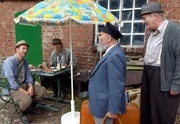 Onkel Krischan und Herr Buschbohm wollen wieder zurück ins Altenheim. v.l.n.r.: Adsche (Peter‑Heinrich Brix), Brakelmann (Jan Fedder), Herr Buschbohm (Hannes Stelzer) und Onkel Krischan (Hans Kahlert).