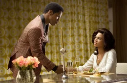 Curtis Taylor Jr. (Jamie Foxx, l.) gelingt es, Deena (Beyonc&eacute; Knowles, r.) den Platz der Leads&auml;ngerin bei den neuformierten "The Dreams" zu verschaffen. Doch schon bald bemerkt Deena, dass ihr Ehemann massive Probleme hat ...