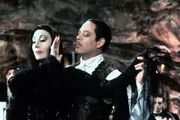 Morticia (Anjelica Huston, l.) und Gomez Addams (Ra&uacute;l Juli&aacute;, r.) halten stets zusammen - ihre Liebe ist unersch&uuml;tterlich.