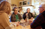 Krisensitzung: Anna (Katerina Jacob, 2. v. li.) heckt mit Karin (Katharina Schlothauer, li.), Günter (Hannes Hellmann) und Werner Kurtz (Ernst Stötzner, re.) einen Plan aus.