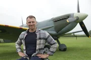 Der ehemalige Royal Marine Arthur Williams l&auml;chelt vor einer Spitfire in Biggleswade, Bedfordshire, Vereinigtes K&ouml;nigreich.