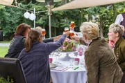 Die Landfrauen beim gemeinsamen Anstoßen.