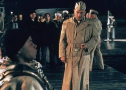Leslie W. "Billy" Sunday (Robert De Niro, r.) fast seine Rekruten nicht gerade mit Samthandschuhen an, doch der farbige Carl Brashear (Cuba Gooding Jr., l.) hat es besonders schwer ...