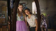 Taara (Josefine Maxima, rechts) hat Malin (Ida Carlo) für die Schulparty neu eingekleidet. Taara (Josefine Maxima, rechts) hat Malin (Ida Carlo) für die Schulparty neu eingekleidet.