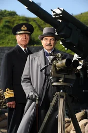 (v.li.): Vice Admiral Hamling (Geoffrey Palmer), Hercule Poirot (David Suchet) (v.li.): Vice Admiral Hamling (Geoffrey Palmer), Hercule Poirot (David Suchet)