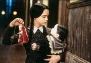 Der Nachwuchs der Familie Addams, Baby Pubert (Kaitlyn Hooper, re.), zieht sogleich die Eifersucht seiner Schwester Wednesday (Christina Ricci, li.) auf sich. Sie versucht, ihn zu t&ouml;ten.