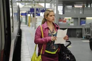 Mia (Josephine Schmidt) wird durch einen Brief von Toni, den sie plötzlich in ihrer Tasche findet, von ihrer Abreise abgebracht.