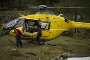 Ein Kleinflugzeug ist abgestürzt. Andreas (Martin Gruber, r.) und Tobias (Markus Brandl, l.) konnten einen Überlebenden bergen. Ein Kleinflugzeug ist abgestürzt. Andreas (Martin Gruber, r.) und Tobias (Markus Brandl, l.) konnten einen Überlebenden bergen.