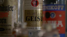 Alkohol war die Volksdroge der DDR. Er war billig zu haben und fast immer verf&uuml;gbar. Vom Funktion&auml;r bis zum Arbeiter griffen viele zur Flasche - offiziell aber wurde der weitverbreitete Alkoholismus lange totgeschwiegen.