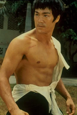Weil Cheng Li (Bruce Lee) nimmt den Kampf auf.