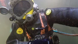 Bei ihrer Ausbildung trainieren die angehenden Industrietaucher in einem Tauchturm, der fast sieben Meter tief ist und dessen Durchmesser nur vier Meter betr&auml;gt. Beim Schwei&szlig;en und Montieren unter Wasser m&uuml;ssen sie einen k&uuml;hlen Kopf bewahren, denn nur wer psychisch und physisch fit ist, hat eine Chance, die Ausbildung erfolgreich zu absolvieren.