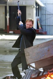 Horatio (David Caruso) versucht den brennenden Mann zu retten, der offensichtlich auf einem Haufen von Schrott und Reifen mit Benzin übergossen und angezündet wurde.