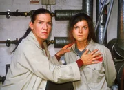 Walter (Katy Karrenbauer, li.) versucht Ruth (Katrein Frenzel) aus ihrer "Abrechnung" mit Jörg rauszuhalten...