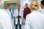 Bea Hölsch (Daniela Wutte, re.) ist mit Fieber umgekippt und hat sich einen Schlüsselbeinbruch zugezogen. Ihren behandelnden Arzt Dr. Martin Stein (Bernhard Bettermann, li.) bringt sie mit ihrem sehr anschmachtenden Verhalten in eine ziemlich unangenehme Situation. Auch Dr. Kathrin Globisch (Andrea Kathrin Loewig, mi.) ist ziemlich irritiert. Bea Hölsch (Daniela Wutte, re.) ist mit Fieber umgekippt und hat sich einen Schlüsselbeinbruch zugezogen. Ihren behandelnden Arzt Dr. Martin Stein (Bernhard Bettermann, li.) bringt sie mit ihrem sehr anschmachtenden Verhalten in eine ziemlich unangenehme Situation. Auch Dr. Kathrin Globisch (Andrea Kathrin Loewig, mi.) ist ziemlich irritiert.