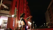 Jo (Salka Weber) tanzt nachts auf der Straße.
