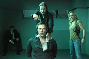 "Soko Donau", "Der Austausch." Eine lang gesucht georgische Mafiagröße stolpert Helmuth und Carl auf der Donau quasi in die Arme, die Konsequenzen, die sich daraus ergeben, sind dramatisch. Die SOKO-Wache wird von Mafiasoldaten gestürmt, ein Polizist erschossen, Helmuth entführt. Während Penny und Carl verzweifelt nach Hinweisen suchen, soll die Cobra den nun geforderten Austausch zwischen Helmuth und dem Paten durchführen, doch in letzter Sekunde wird die Operation abgebrochen. Kann das Versteck von Helmuth rechtzeitig gefunden werden und falls nicht, schafft Carl es, den Einsatzleiter dazu zu bringen, seine Dienstanweisung hintanzustellen, um einen Kollegen zu retten? Im Bild (v.li.): Aleksandar Jovanovic (Berdan Dadiani), Stefan Jürgens (Carl Ribarski), Lilian Klebow (Penny Lanz).