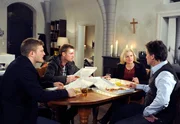 Das Familientreffen von Sönke (Bo Hansen, l.), Robin (Niklas Osterloh, 2.v.l.), Claudia (Mignon Remé, 2.v.r.) und Jan (Timothy Peach, r.) endet in einem Eklat. Das Familientreffen von Sönke (Bo Hansen, l.), Robin (Niklas Osterloh, 2.v.l.), Claudia (Mignon Remé, 2.v.r.) und Jan (Timothy Peach, r.) endet in einem Eklat.