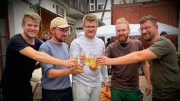 Von links: Franz, Jonas, Moritz, Felix und Dennis&ndash; zusammen sind sie in ihrem Heimatort Maintal so etwas wie die Streuobstwiesenretter.