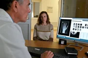Karin Gorniak (Karin Hanczewski) ist beim Amtsarzt Dr. Herbst (Ahmad Mesgarha) um eine Ursache für ihre Schmerzen zu finden.