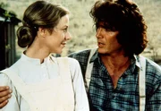 Caroline (Karen Grassle, l.) und Charles (Michael Landon, r.) m&uuml;ssen f&uuml;r ein paar Monate Abschied nehmen.