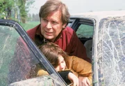 Dr. Stefan Frank (Sigmar Solbach) leistet bei der verletzten Nina (Camilla Renschke) erste Hilfe.