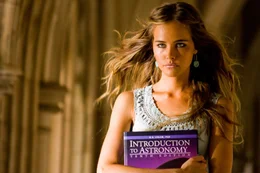 Alice (Isabel Lucas) ist nicht diejenige, die sie zu sein vorgibt ...