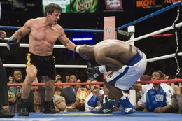 Dixon (Antonio Tarver, r.) Manager glaubt einen Weg gefunden zu haben, das Image des ungeliebten Champions zu verbessern. Im Ring mit Rocky (Sylvester Stallone, l.) soll Dixon die Fans erobern. Doch was Dixons Team als PR-Fight plant, macht Rocky zum Kampf seines Lebens ...